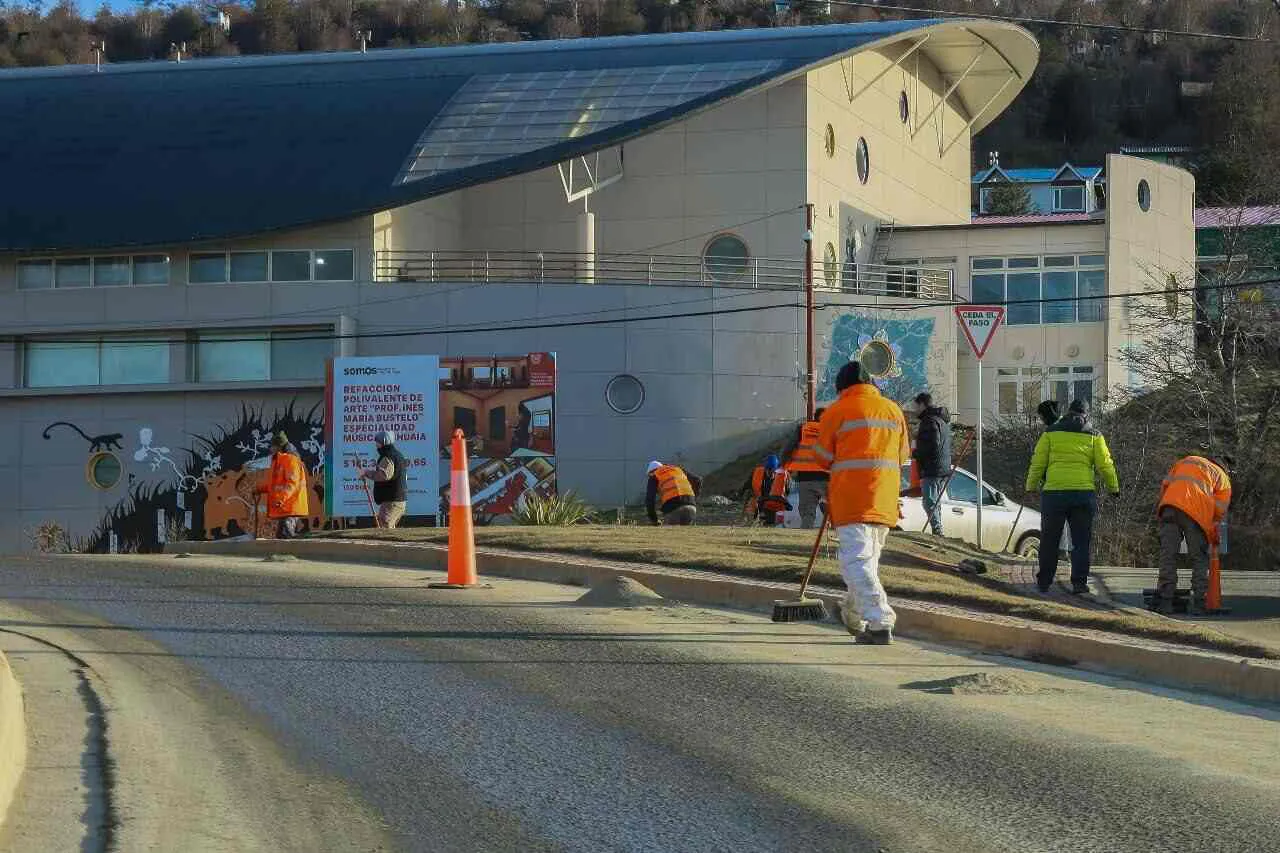 photo_5041814370669146068_y-1-1