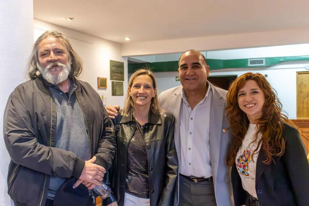 photo_5039866547165835084_y-1