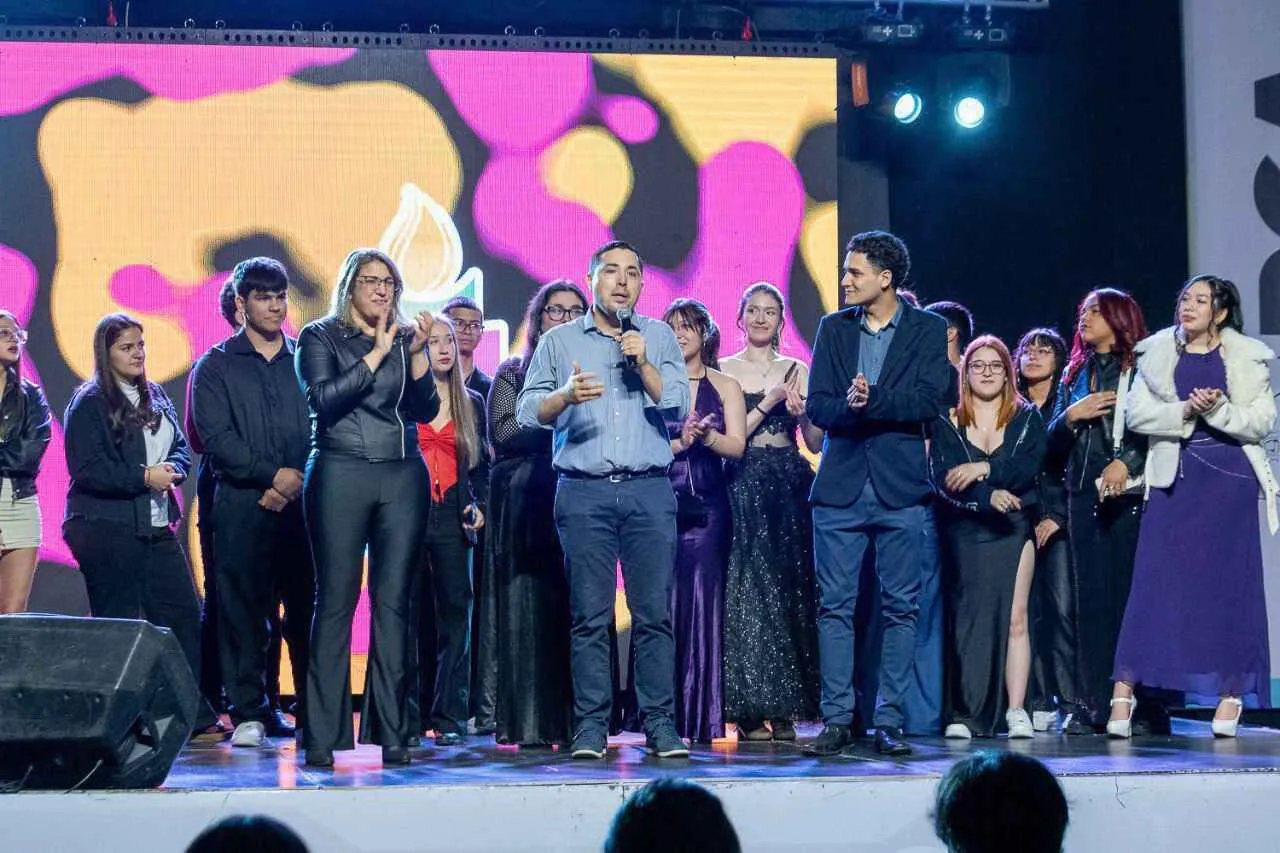 photo_5037749209893285904_y-1