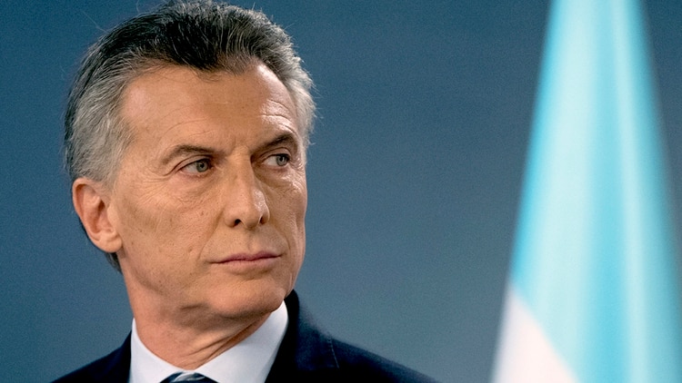 Macri-serio-bandera-argentina