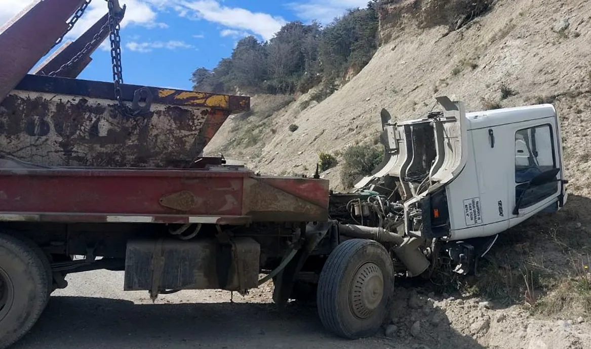 Imagen-del-camion-que-tuvo-el-desprendimiento-de-su-cabina-y-el-conductor-sufrio-fuertes-lesiones-que-le-provocaron-la-muerte