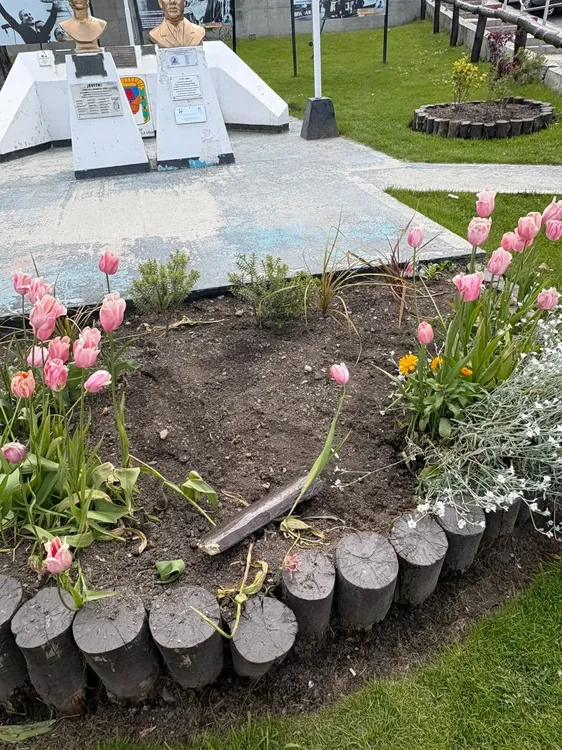 plaza_tulipanes_vandalizada