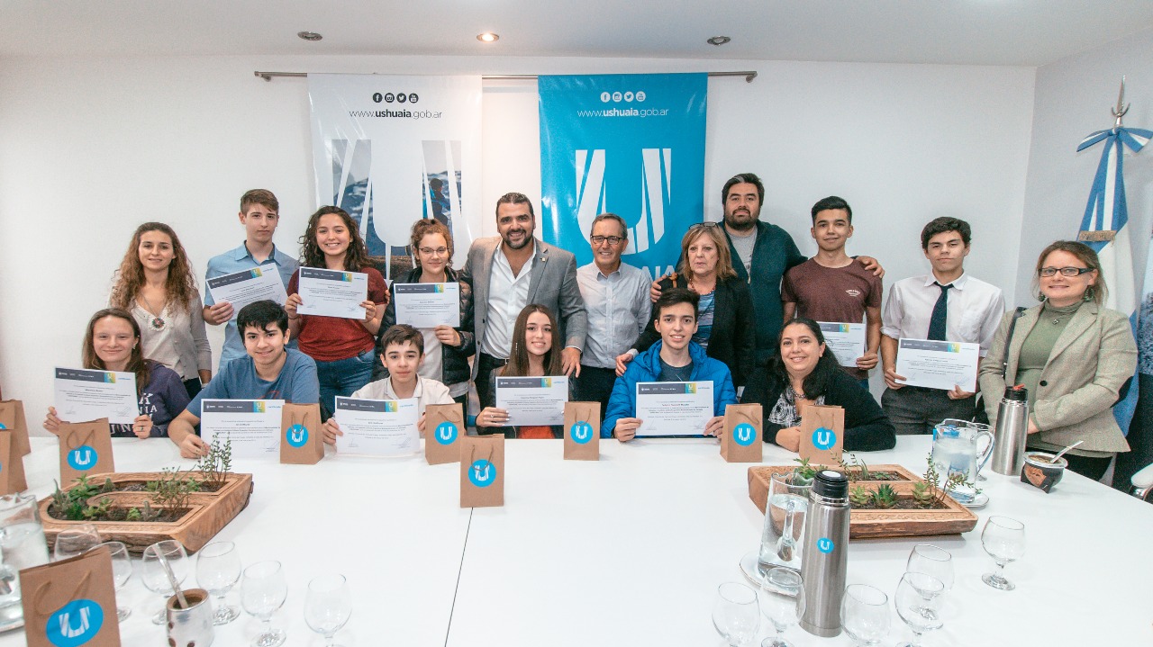 entrega de certificados a estudiantes