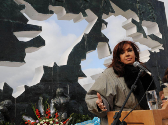 1333292564-600cristina_monumento_malvinas_thumb_550