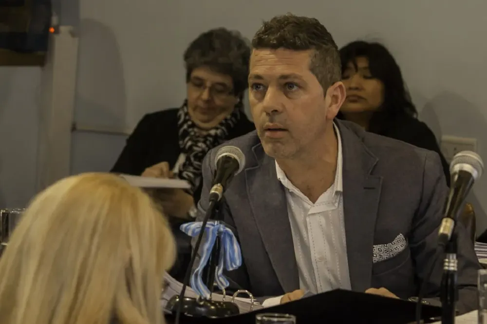 x20345-damian-loly-loffler-va-por-su-reeleccion-luego-de-20-anios-como-legislador.webp.pagespeed.ic.FEVFLivC3U