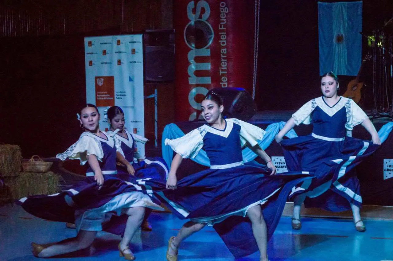 photo_5010706665573560273_y-1