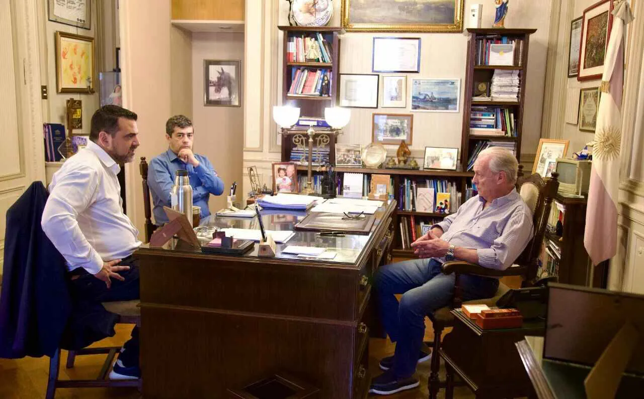 photo_5028585429019593529_y-1