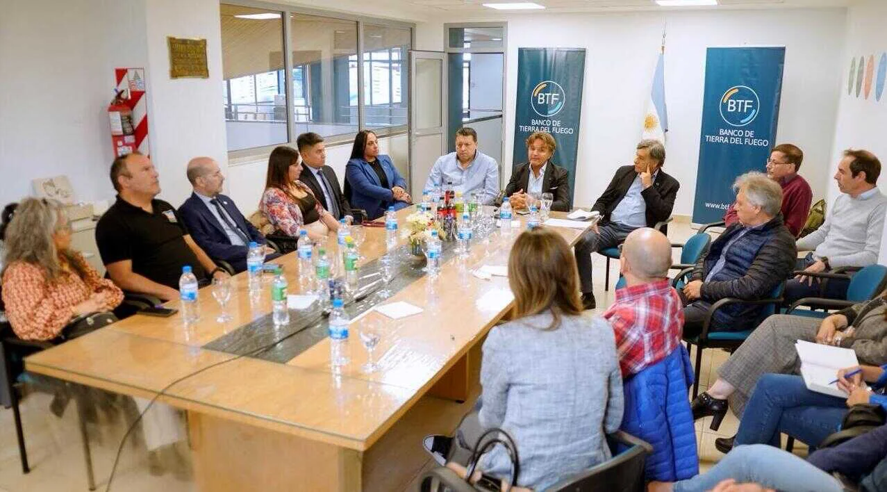 photo_4994546928435530607_y-1