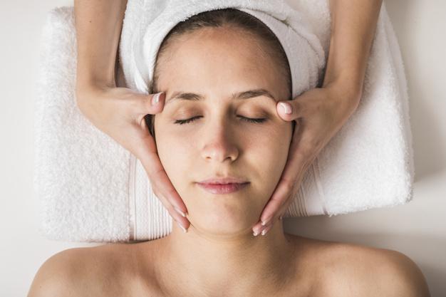 hermosa-mujer-joven-que-recibe-masaje-facial-ojos-cerrados-salon-spa_23-2147940534