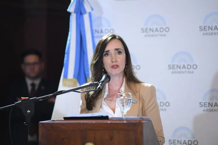 Victoria-Villarruel-Educacion